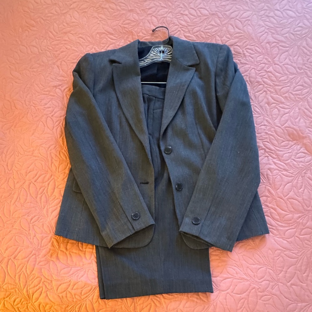 Black/Grey blend cropped suit.